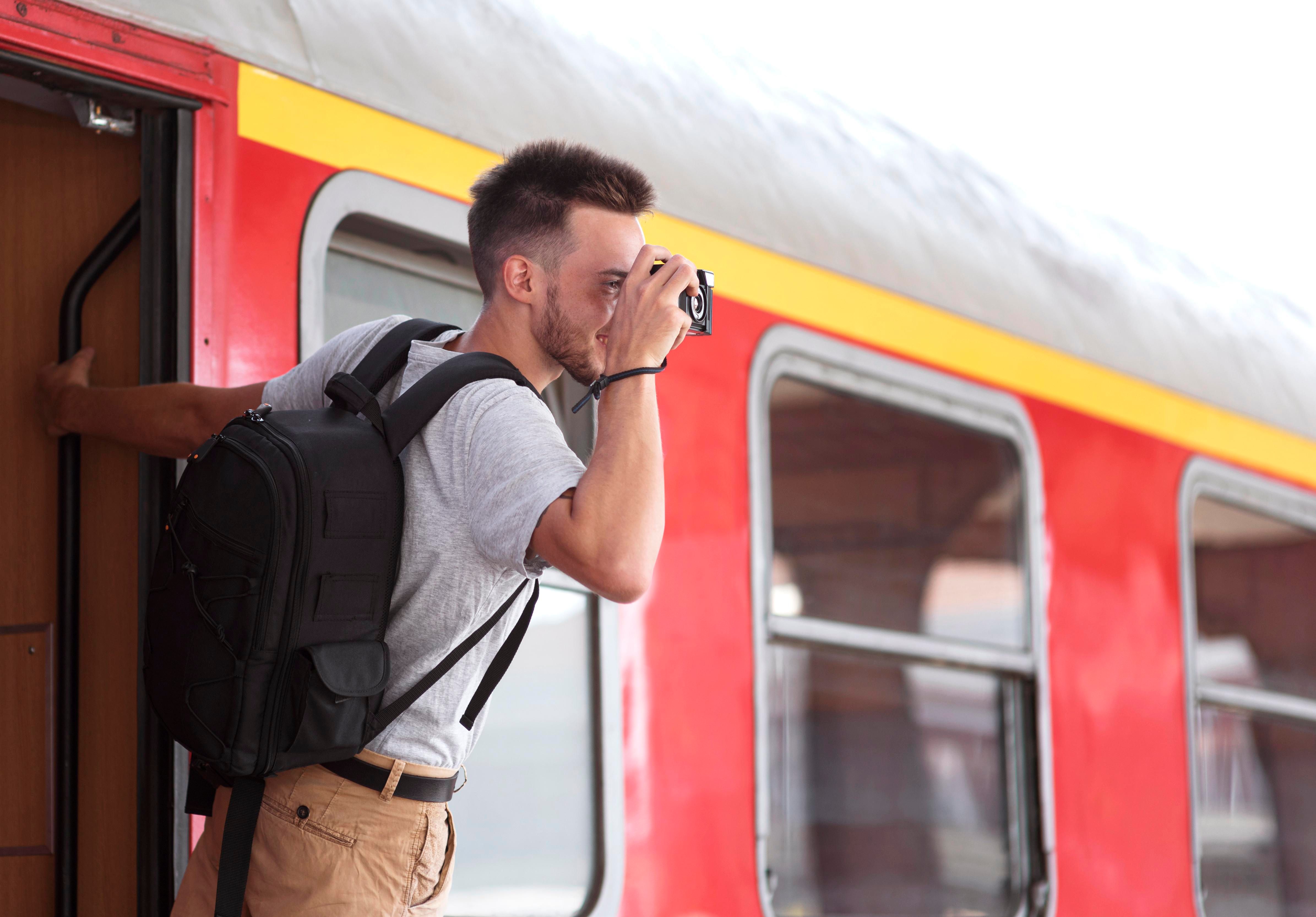 Renfe – bilety mężczyzna na stacji kolejowej