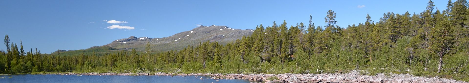 Wakacyjne kierunki pociągiem widok na Tatry