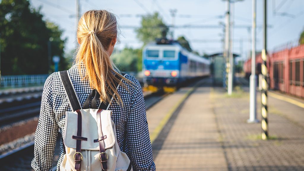 Jak bezstresowo dojechać pociągiem do Dusznik-Zdroju? kobieta na dworcu