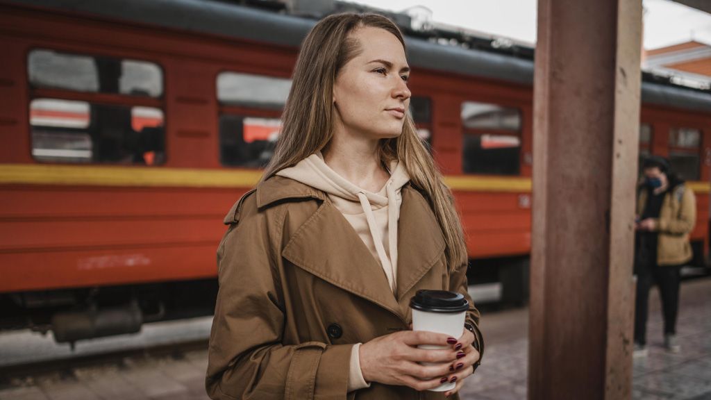Opóźnienia pociągów Kobieta stojąca na peronie