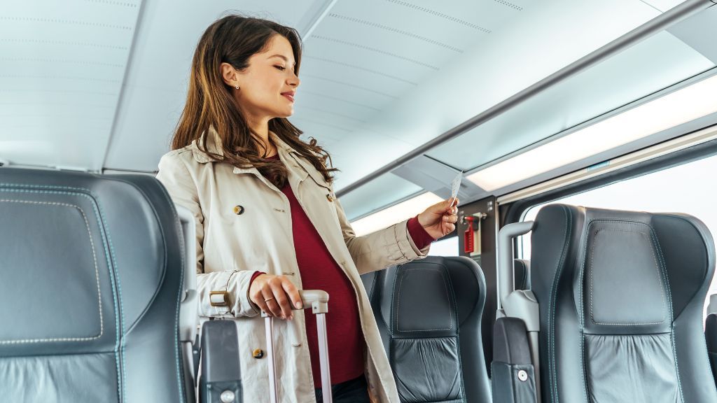 Opłata za wydanie biletu w pociągu Kobieta z biletem w pociągu - opłata za wydanie biletu w pociągach REGIO, KM i TLK
