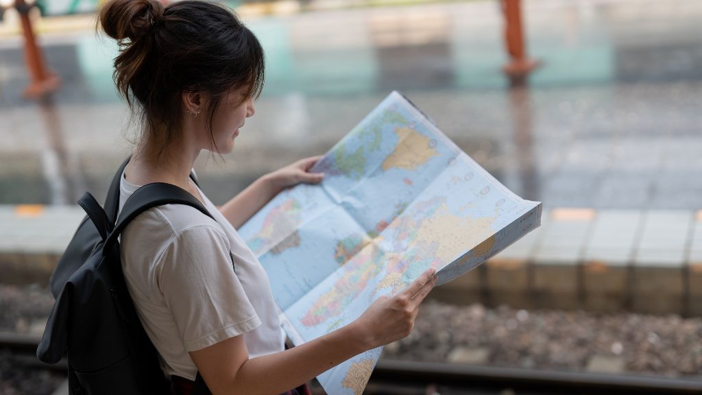 Dziewczyna z mapą Kobieta ogląda mapę