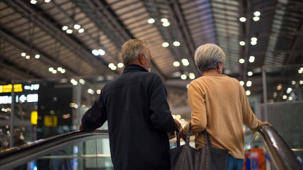 Bilet dla seniora w pociągach – zniżki, zasady, gdzie kupić? Seniorzy na dworcu - bilet dla seniora w pociągach