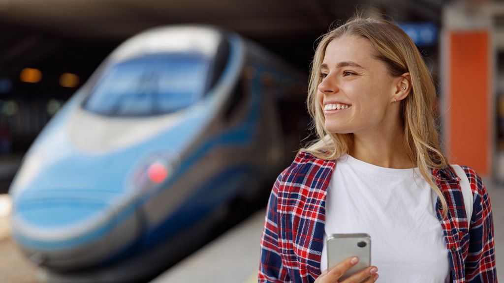 EuroPodróże – aplikacja do kupowania biletów PKP Kobieta na dworcu - aplikacja do zakupu biletów PKP