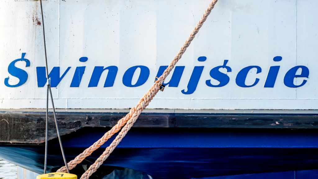Świnoujście – 16 atrakcji, które powinien zobaczyć każdy turysta Statek z napisem "Świnoujście" - atrakcje