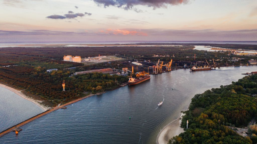 Świnoujście – 16 atrakcji, które powinien zobaczyć każdy turysta Widok z góry na port w Świnoujściu