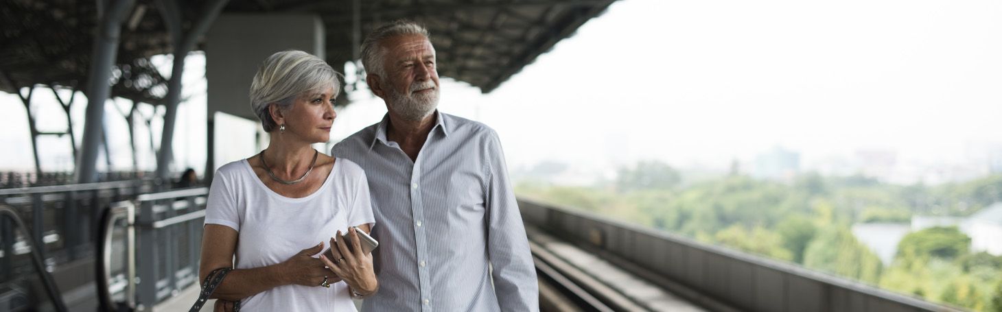 Zniżki na Pendolino dla emerytów - na jakie ulgi mogą liczyć seniorzy? Starsi ludzie na peronie dworca