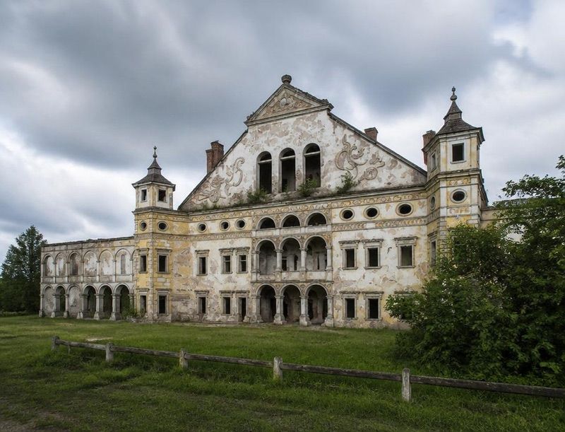 Zespół Pałacowy Radziwiłłów w Białej, atrakcja w pobliżu dworca Biała Podlaska