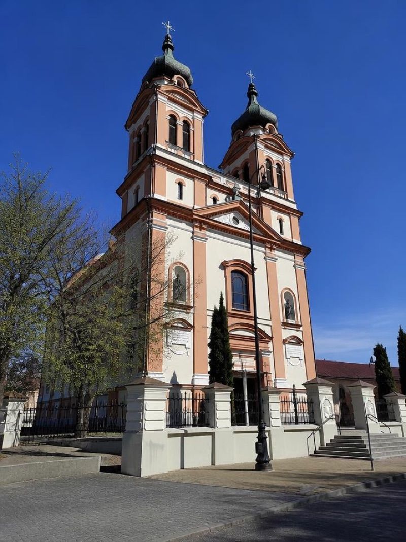 Parafia Trójcy Świętej i Wniebowzięcia NMP w Biłgoraju, atrakcja w pobliżu dworca Biłgoraj
