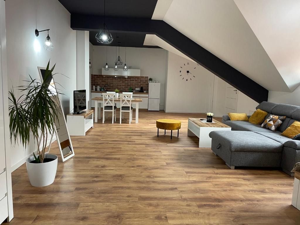 Apartament Rynek 13 z parkingiem - Centrum Bochni, hotel blisko dworca Bochnia