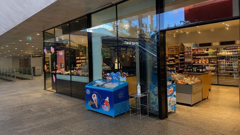 k kiosk, sklep przy dworcu Lugano