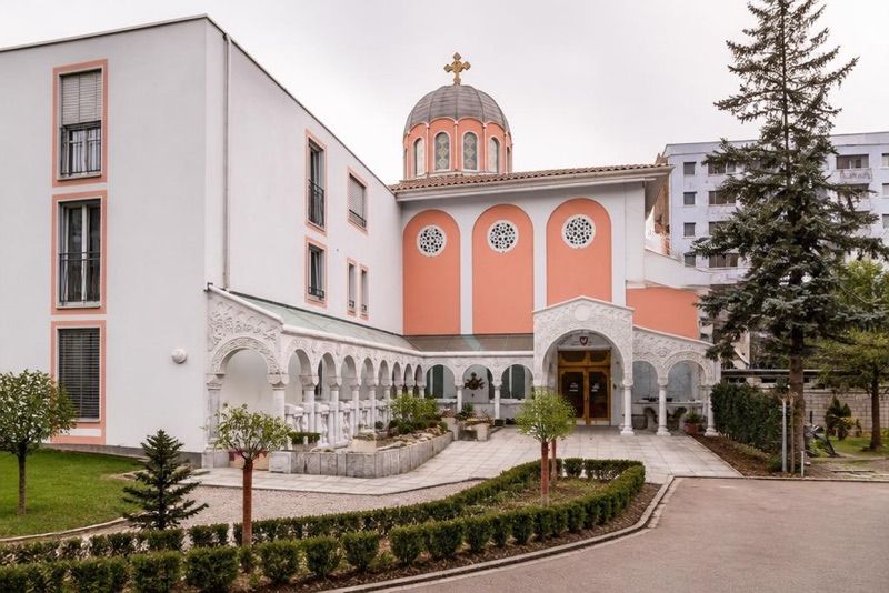 Serbisch-Orthodoxe Kirchgemeinde Zürich, Pfarramt Maria Himmelfahrt, atrakcja w pobliżu dworca Zürich Flughafen