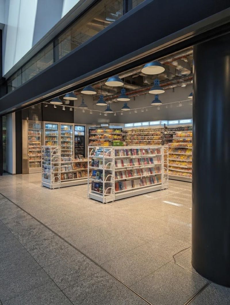 k kiosk, sklep przy dworcu Zürich Flughafen