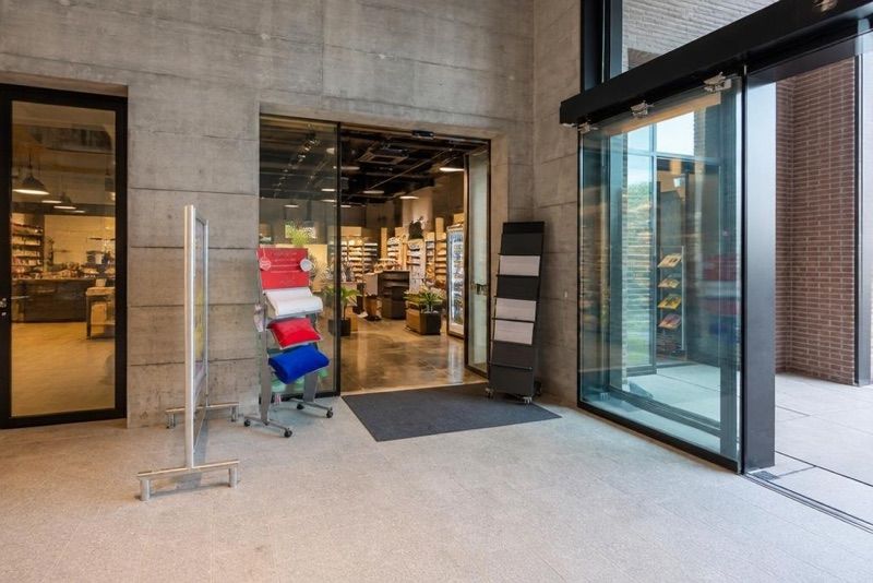Stadtplatz Rotpunkt Apotheke & Drogerie, sklep przy dworcu Zürich Flughafen