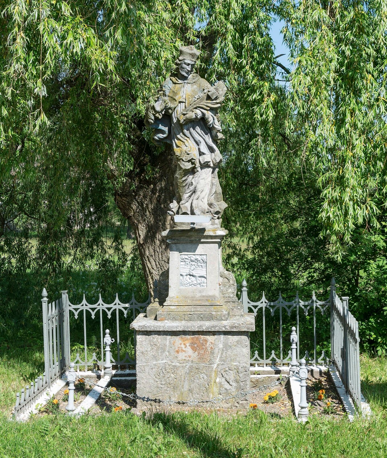 Figura św. Jana Nepomucena, atrakcja w pobliżu dworca Chałupki