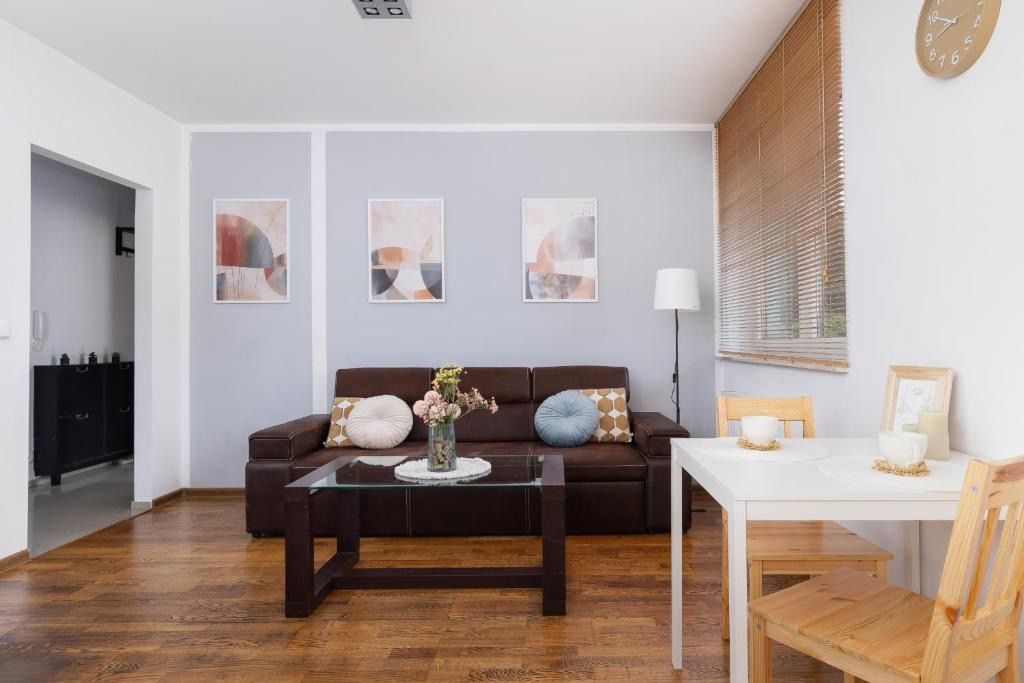 Stylowy Apartament z oddzielna sypialnią niedaleko centrum Chorzowa by Noclegi Renters, hotel blisko dworca Chorzów Batory