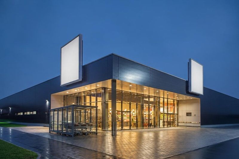 Kaufland, sklep przy dworcu Chrzanów Śródmieście