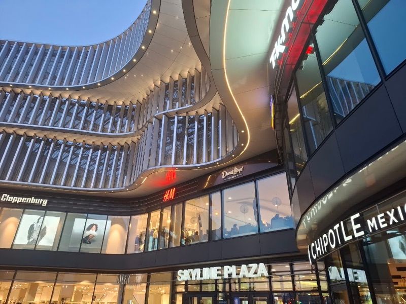 Skyline Plaza, galeria handlowa w pobliżu dworca Frankfurt (Main) Hauptbahnhof