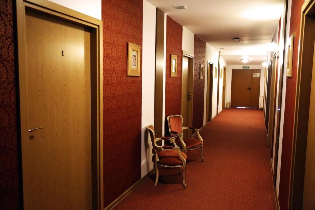 Zamek Camelot, hotel blisko dworca Dębica