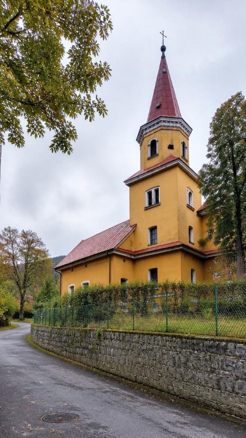 Kościół Polskokatolicki MB Różańcowej, atrakcja w pobliżu dworca Duszniki-Zdrój