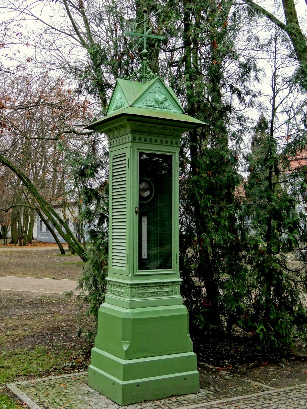 Zabytkowy barometr, atrakcja w pobliżu dworca Duszniki-Zdrój