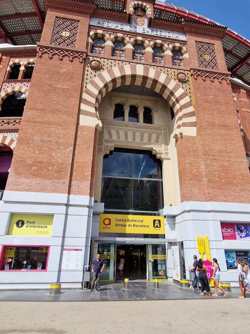 Arenas de Barcelona, galeria handlowa w pobliżu dworca Barcelona-Sants