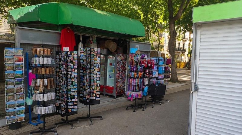 Kiosco SOUVENIRS, sklep przy dworcu Tarragona