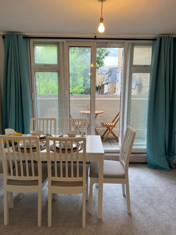 Lovely Entire Flat with Private Balcony in Euston-Central London, nocleg blisko dworca Euston