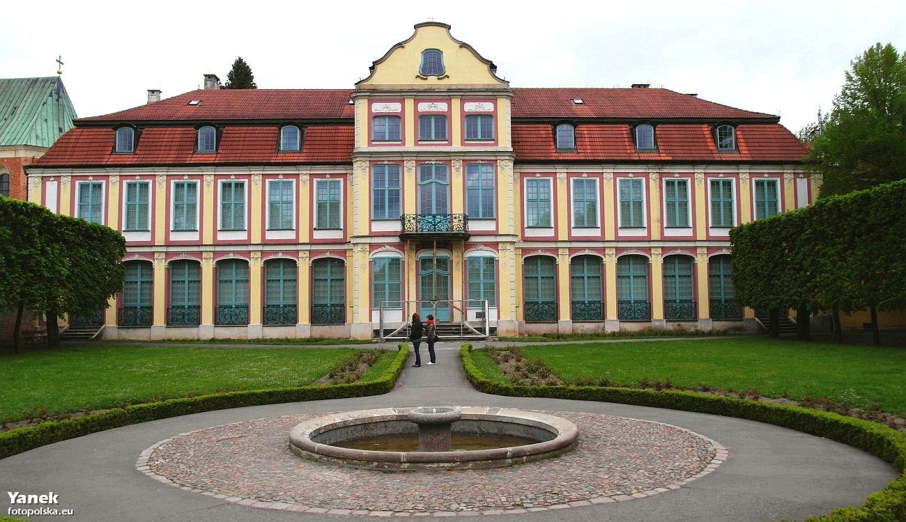 Pałac Opatów. Oddział Sztuki Nowoczesnej Muzeum Narodowego w Gdańsku, atrakcja w pobliżu dworca Gdańsk Oliwa