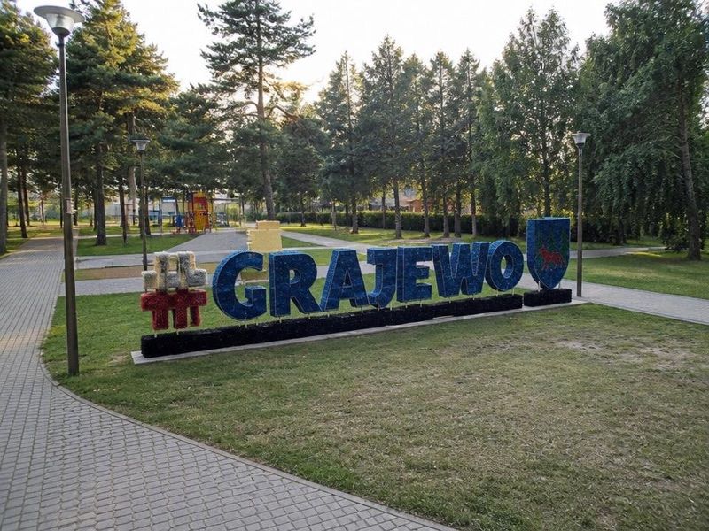 Napis #GRAJEWO, atrakcja w pobliżu dworca Grajewo