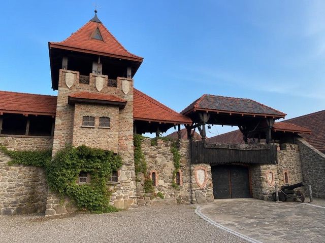 Zamek Stara Baśń, atrakcja w pobliżu dworca Grybów