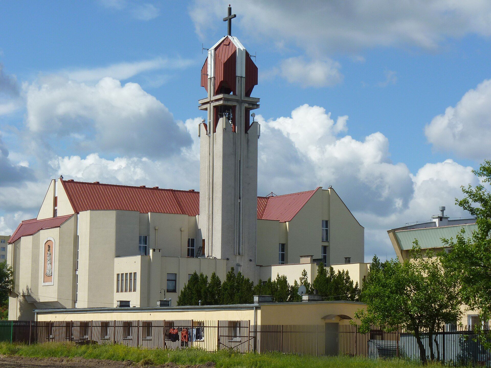 Kościół rzymskokatolicki pw. św. Jadwigi Królowej, atrakcja w pobliżu dworca Inowrocław Rąbinek