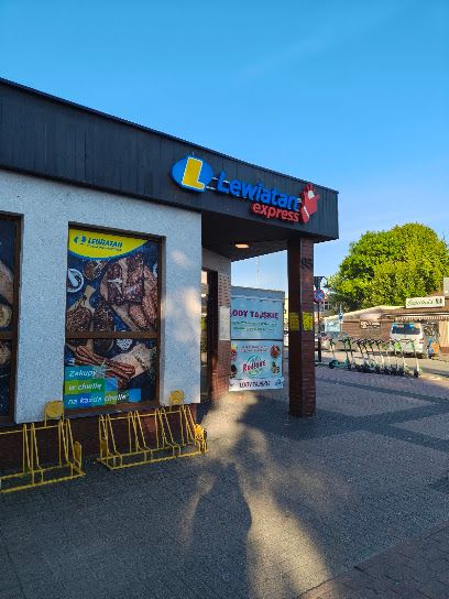 Lewiatan, sklep przy dworcu Dworzec kolejowy Jastarnia