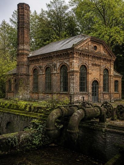 Zabytkowa pompa stacyjna, atrakcja w pobliżu dworca Jaworzyna Śląska