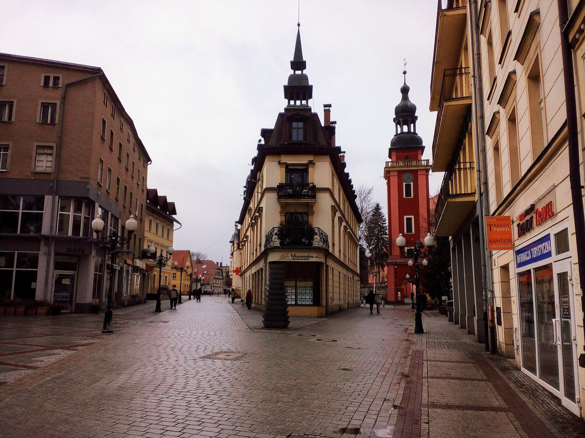 Wieża z bramą wjazdową i dzwonnicą, atrakcja w pobliżu dworca Jelenia Góra Cieplice