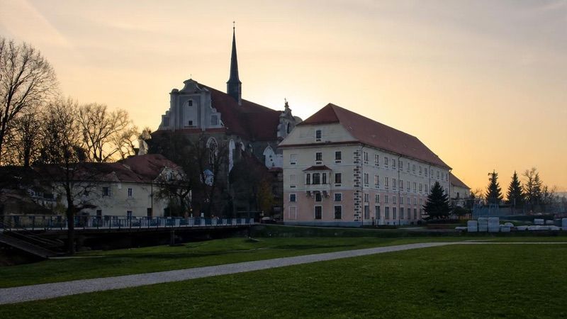 Parafia rzymskokatolicka pw. Wniebowzięca NMP, atrakcja w pobliżu dworca Kamieniec Ząbkowicki