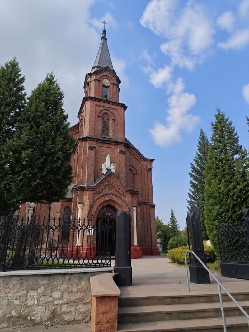 Parafia Podwyższenia Krzyża Świętego Kozłów Miechowski, atrakcja w pobliżu dworca Kozłów
