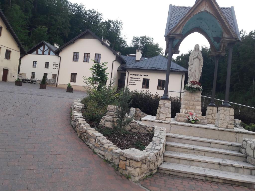 Dom Pielgrzyma KARMEL, nocleg blisko dworca Krzeszowice