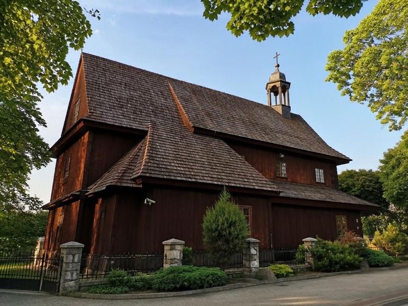 Kościół pw. Świętego Ducha, atrakcja w pobliżu dworca Łask
