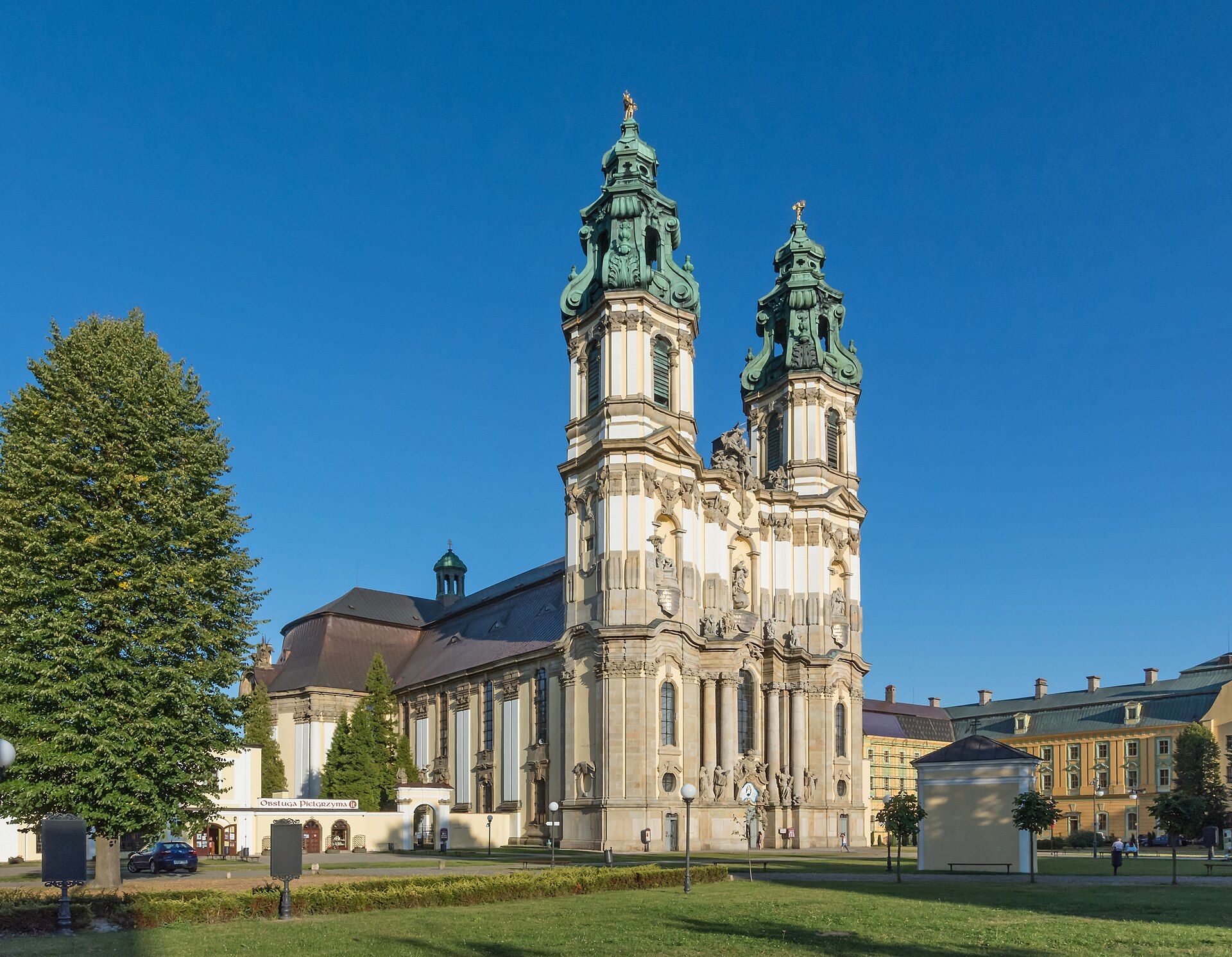 Kościół pw. Wniebowzięcia Najświętszej Maryi Panny, atrakcja w pobliżu dworca Łeba