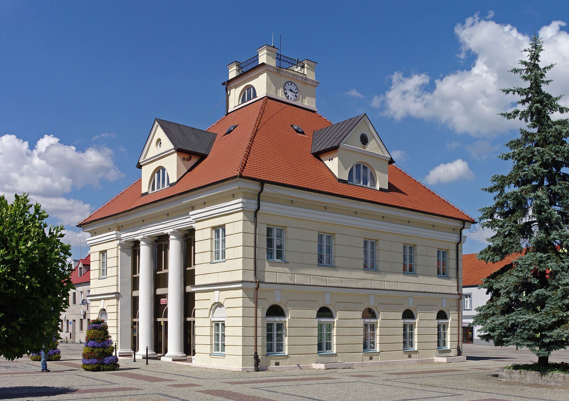 Ratusz, atrakcja w pobliżu dworca Łęczyca