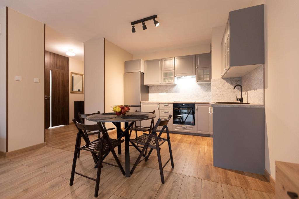 Apartament Henry - Bezpłatny garaż - Dostęp na kod - FV, nocleg blisko dworca Łodź Fabryczna