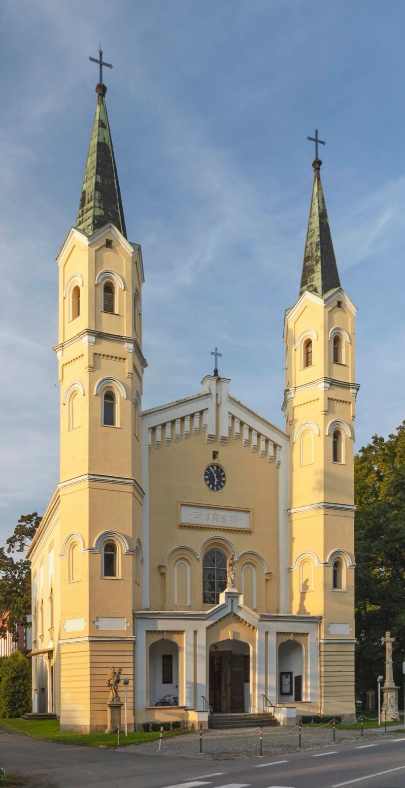 Kościół Podwyższenia Krzyża Świętego, atrakcja w pobliżu dworca Łomnica-Zdrój