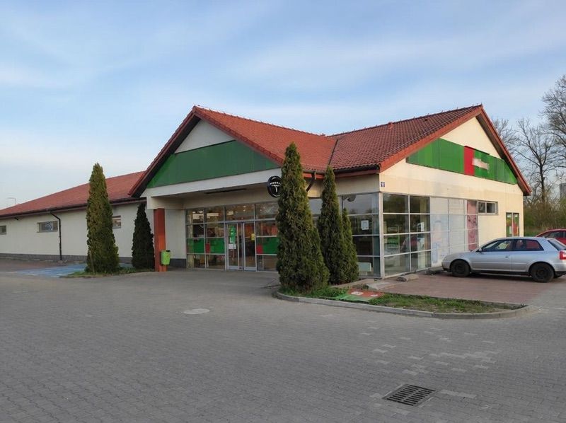 Delikatesy Centrum, sklep przy dworcu Łowicz Główny
