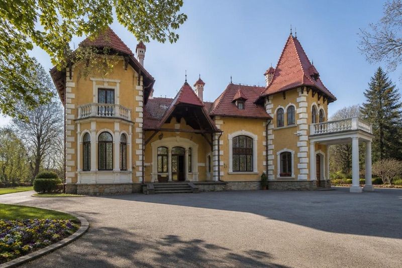 Muzeum Regionalne Dworek i Park Oborskich w Mielcu, atrakcja w pobliżu dworca Mielec