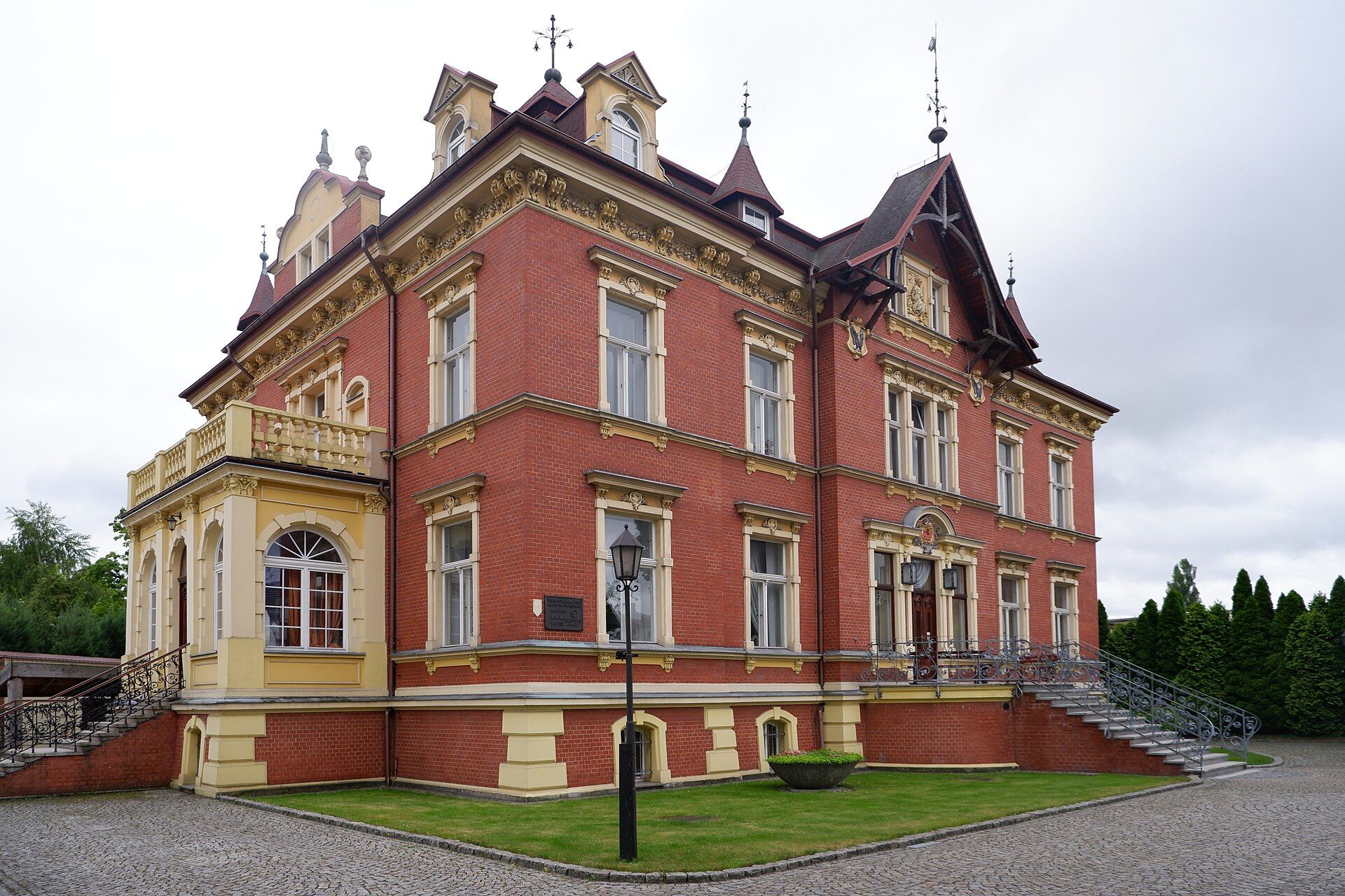 Pałac Augusta Schmelzera w Myszkowie, atrakcja w pobliżu dworca Myszków