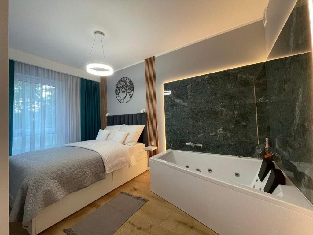 Caroline Jacuzzi Apartments, hotel blisko dworca Nowy Dwór Mazowiecki