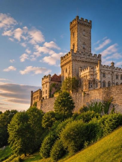 Zamek z Basztą Kazimierzowską w Ostrzeszowie, atrakcja w pobliżu dworca Ostrzeszów
