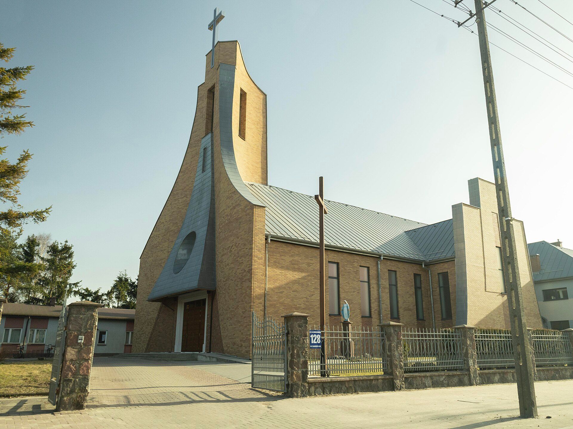 Kościół pw. św. Maksymiliana Marii Kolbe, atrakcja w pobliżu dworca Pabianice