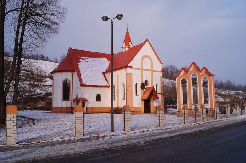 Kościół Najświętszego Serca Pana Jezusa w Łomnicy-Zdroju, atrakcja w pobliżu dworca Piwniczna-Zdrój